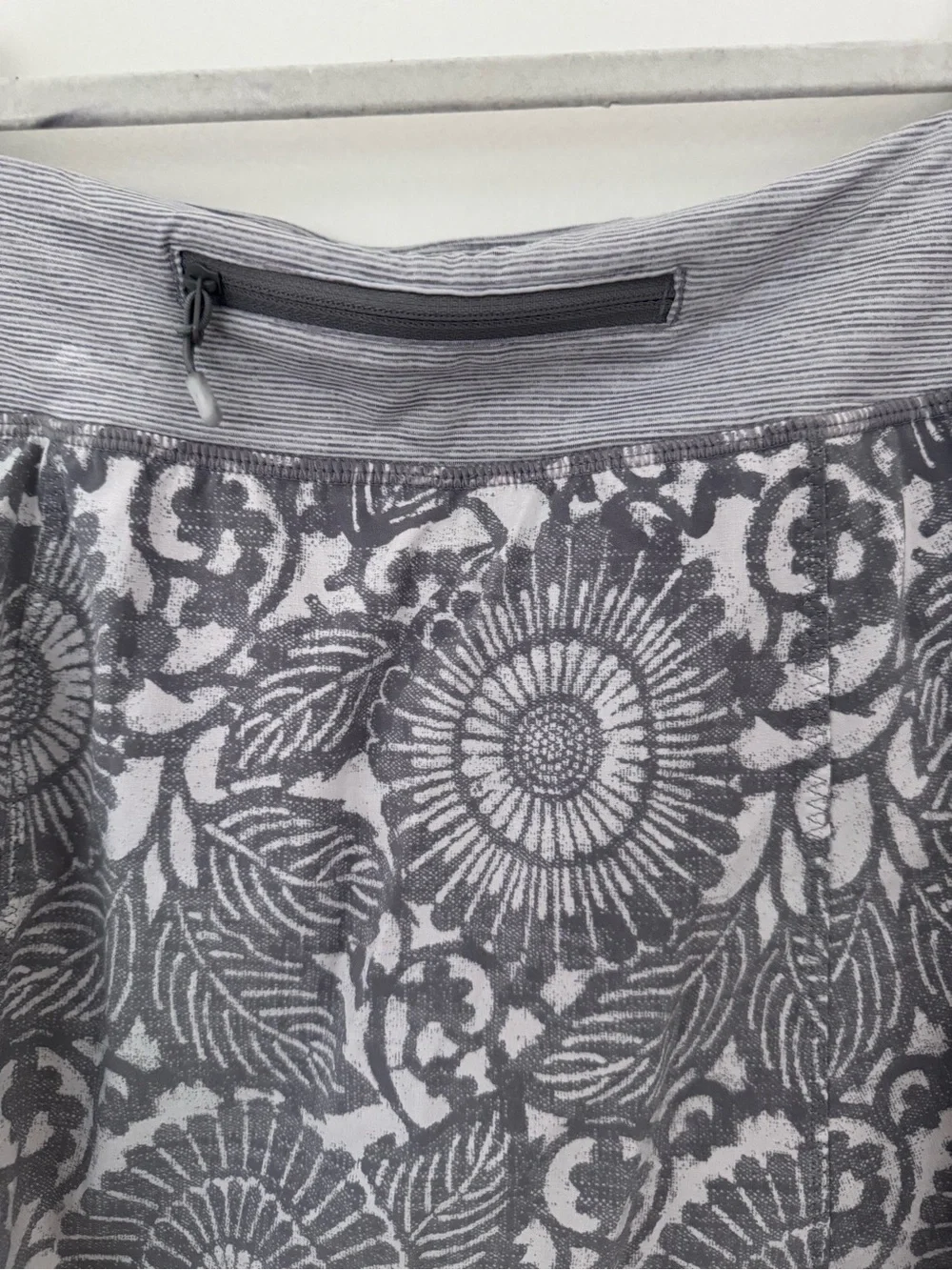 lululemon athletica Gray Floral Skater Skort M (8)